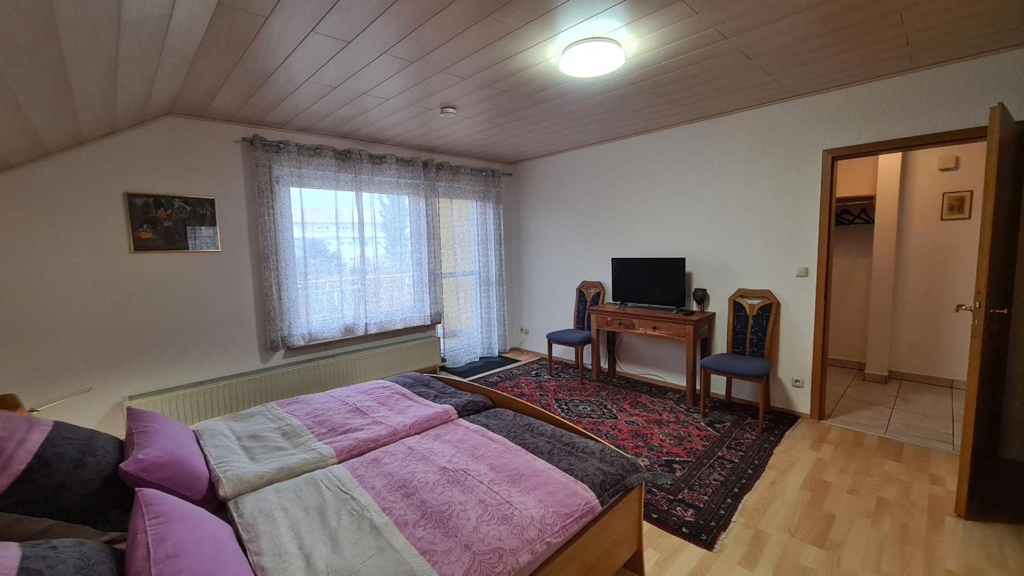 Gemuetliche 120 Qm Ferienwohnung Mit Balkon Adelsdorf Екстер'єр фото