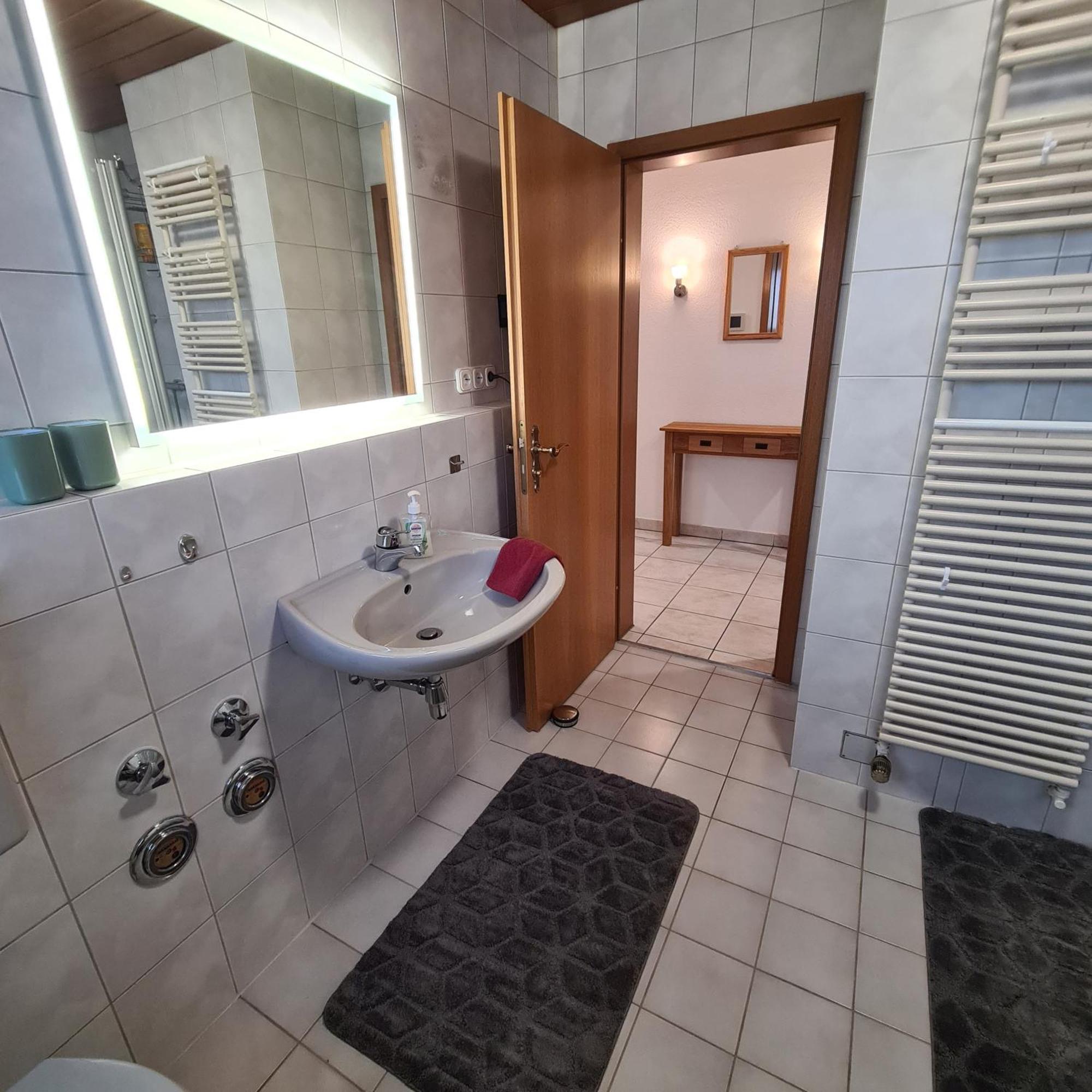 Gemuetliche 120 Qm Ferienwohnung Mit Balkon Adelsdorf Екстер'єр фото