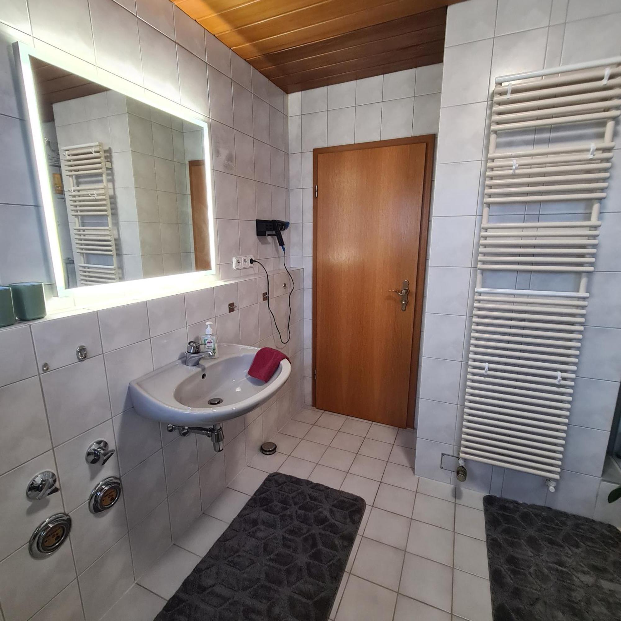 Gemuetliche 120 Qm Ferienwohnung Mit Balkon Adelsdorf Екстер'єр фото